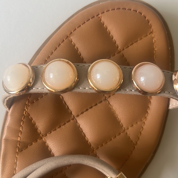 Dusto Sandals, with Pearl and Gold Tone Features, SZ 36 - Picture 9 of 10